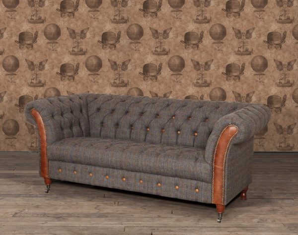 This picture shows a chesterfield 2 seater sofa